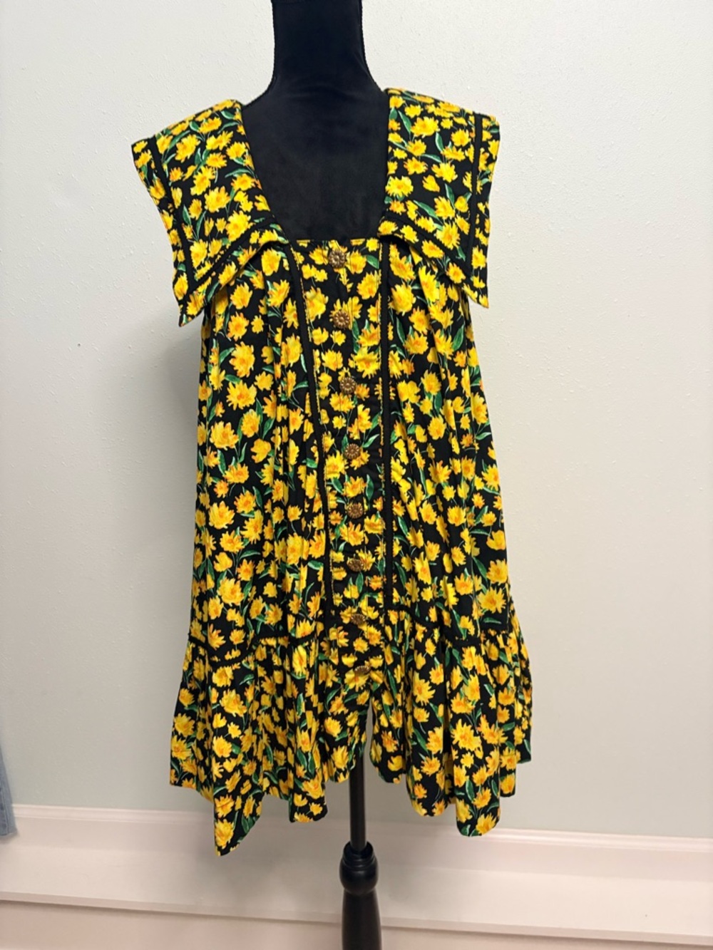 Mauve by Anthropologie Sunflower Print Collared with Button Up Front